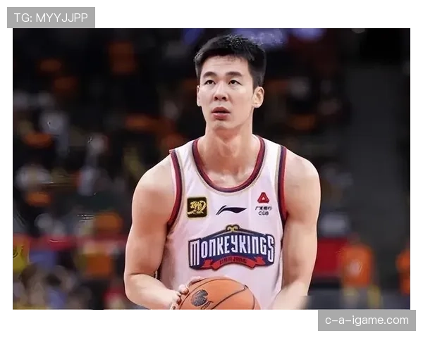 郭昊文出街被拍，汗还没擦就背着名牌包，球场少年和街头贵公子切得太快